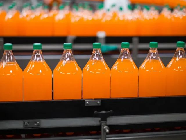 Flessen frisdrank op een productielijn