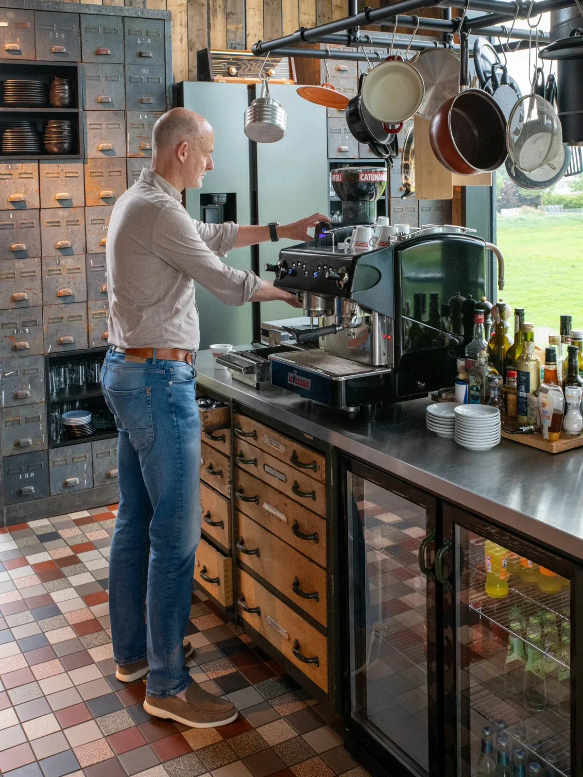 Koffie zetten aan de bar