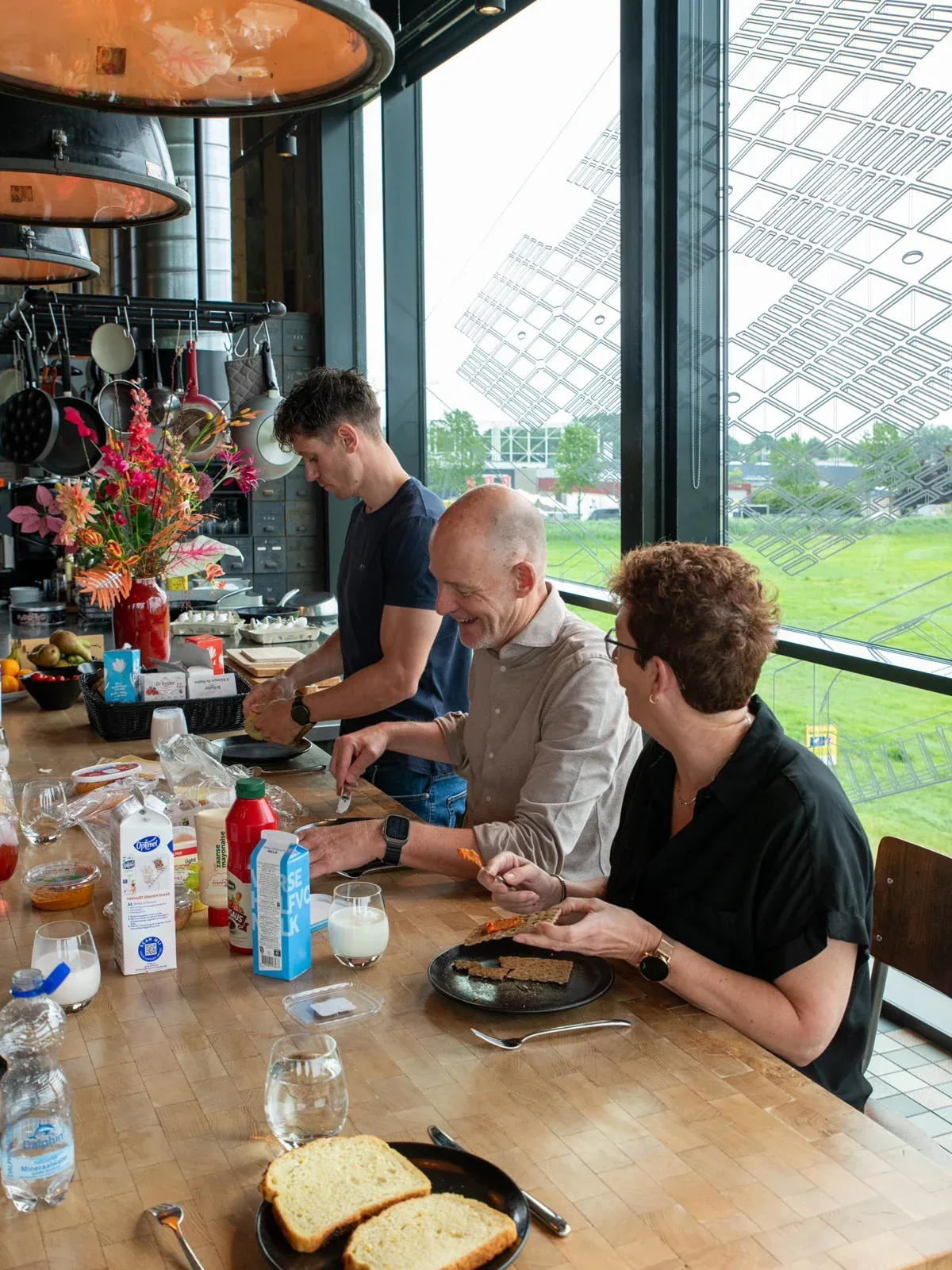 Samen lunchen aan de lange tafel