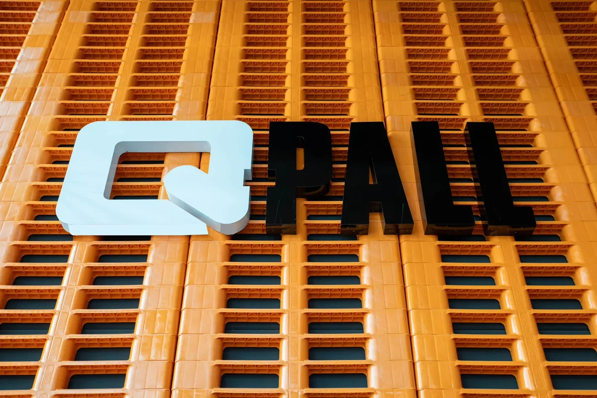 Oranje kunststof pallets met het Q-Pall-logo