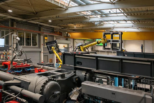 Robots en spuitgietmachines in de productiehal van de Q-Pall-fabriek in Balk