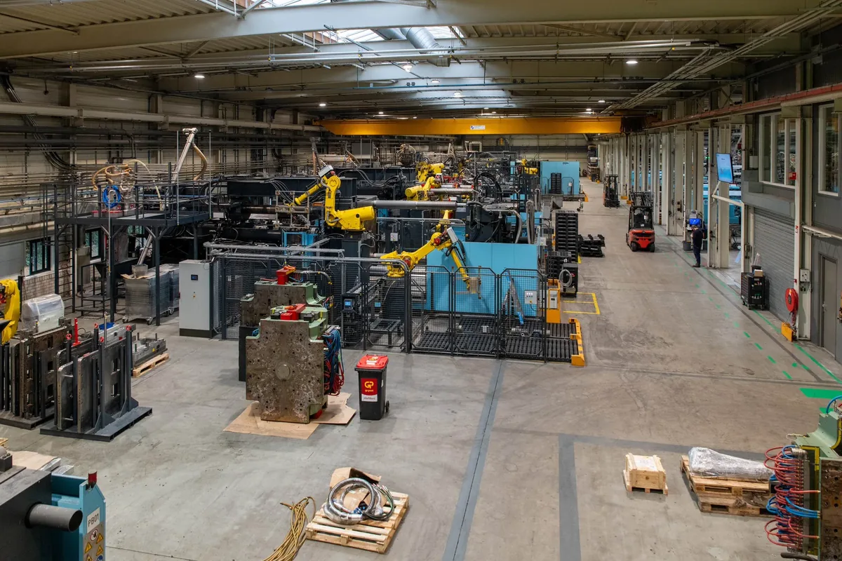 Productiehal met spuitgietmachines en robots in de Q-Pall-fabriek in Balk
