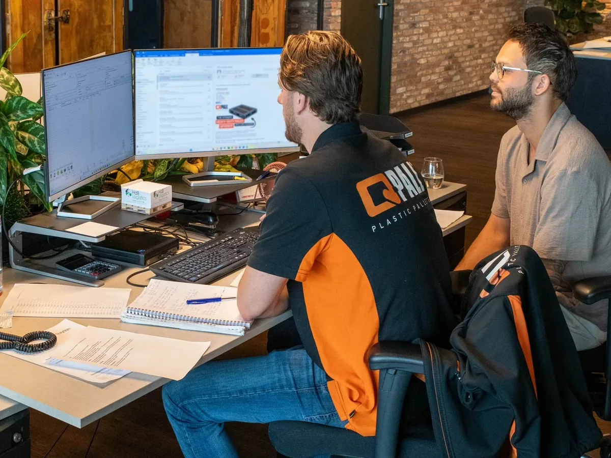 Collega's in gesprek op het hoofdkantoor van Q-Pall in Veghel