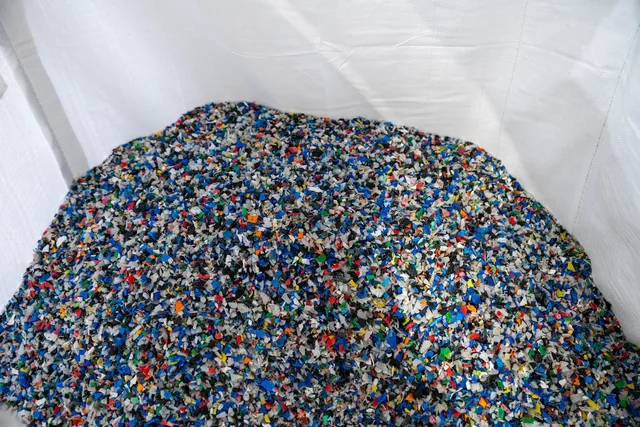 Gerecycled kunststof maalgoed in een big bag in de fabriek in Balk
