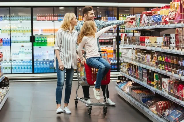 Gezin met winkelwagen in een supermarktgangpad