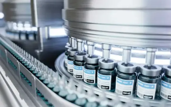 Medicijnflesjes op een productielijn in de farmaceutische industrie
