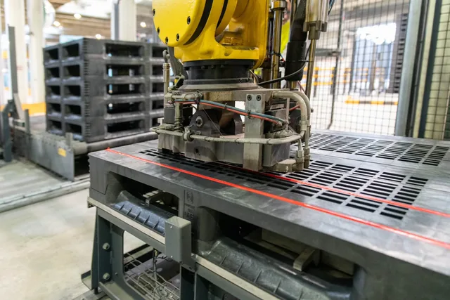 Robot pakt een kunststof pallet op in de productie in Balk